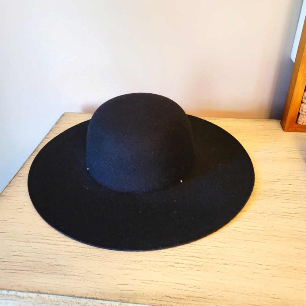 BLACK FLOPPY BRIM  HAT FALL/WINTER.   S/M. NWT